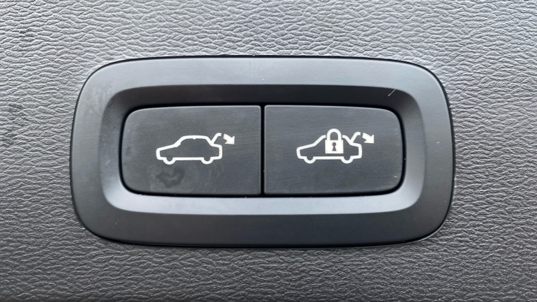 Volvo XC40 2.0 B4P Ultra Dark 5dr Auto Petrol Estate